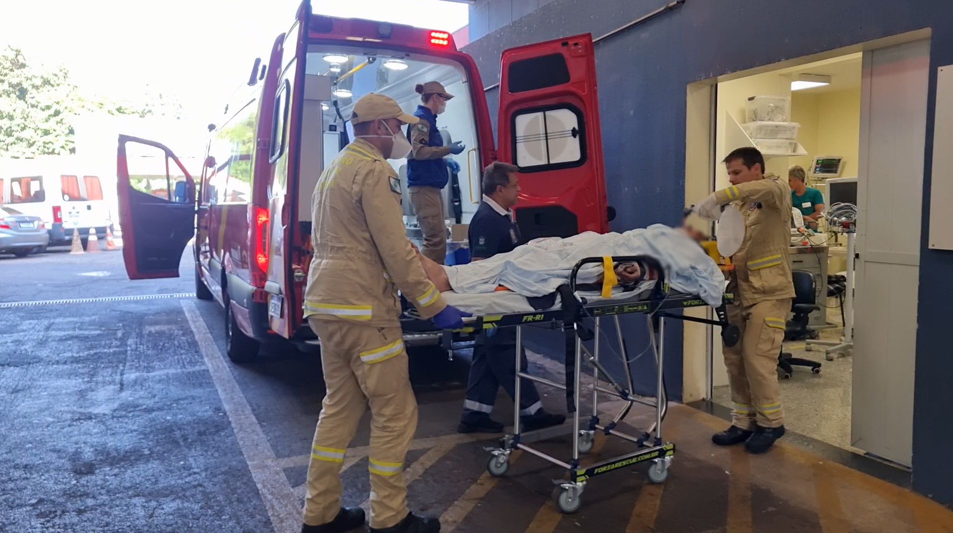 Jovem vítima de acidente na BR-277 é levado ao HUOP com fraturas nos ombros, braço e tórax