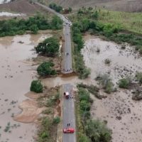 Imagem referente a Três morrem após trecho de rodovia desabar em Sergipe