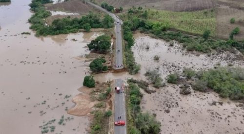 Imagem referente a Três morrem após trecho de rodovia desabar em Sergipe