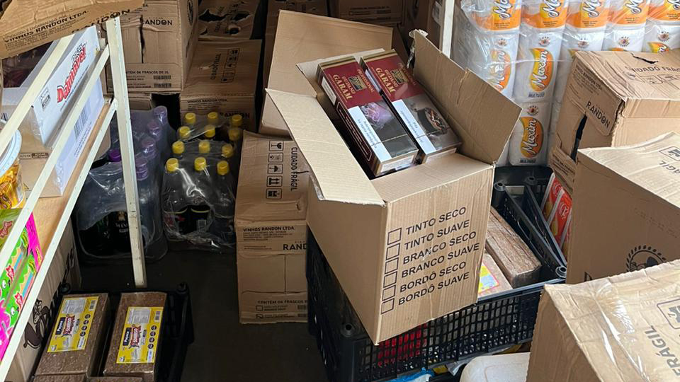 PRF apreende cerca de 8 mil maços de cigarro de origem estrangeira em Guarapuava