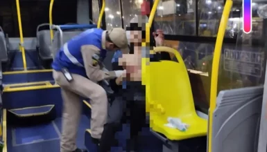 Imagem referente a Dois passageiros são esfaqueados durante assalto a ônibus