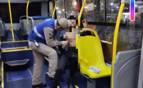 Imagem referente a Dois passageiros são esfaqueados durante assalto a ônibus