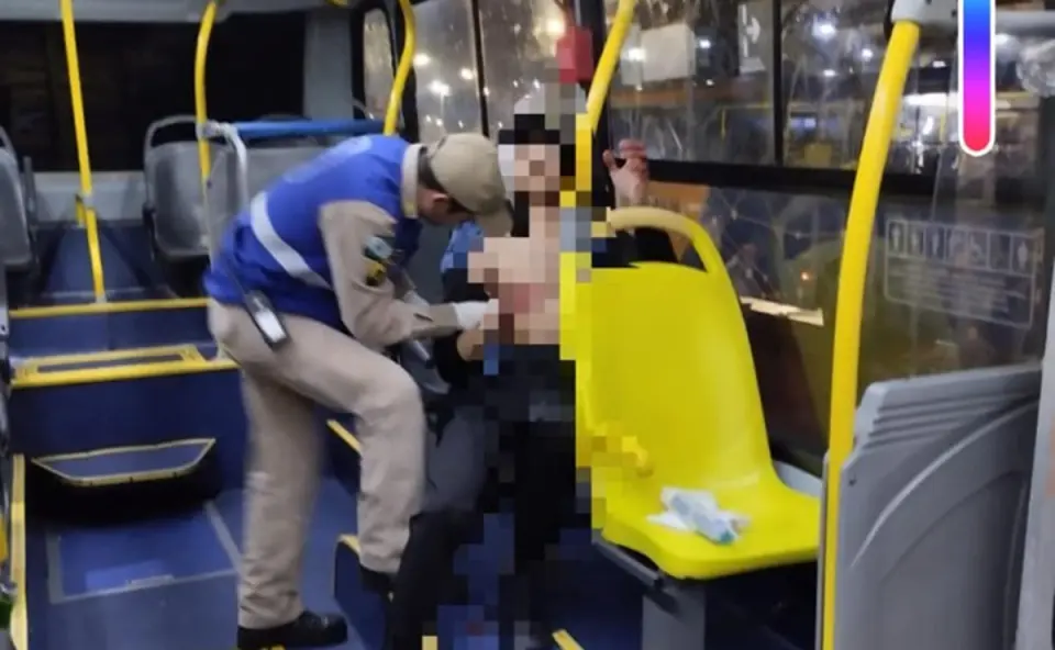 Dois passageiros são esfaqueados durante assalto a ônibus