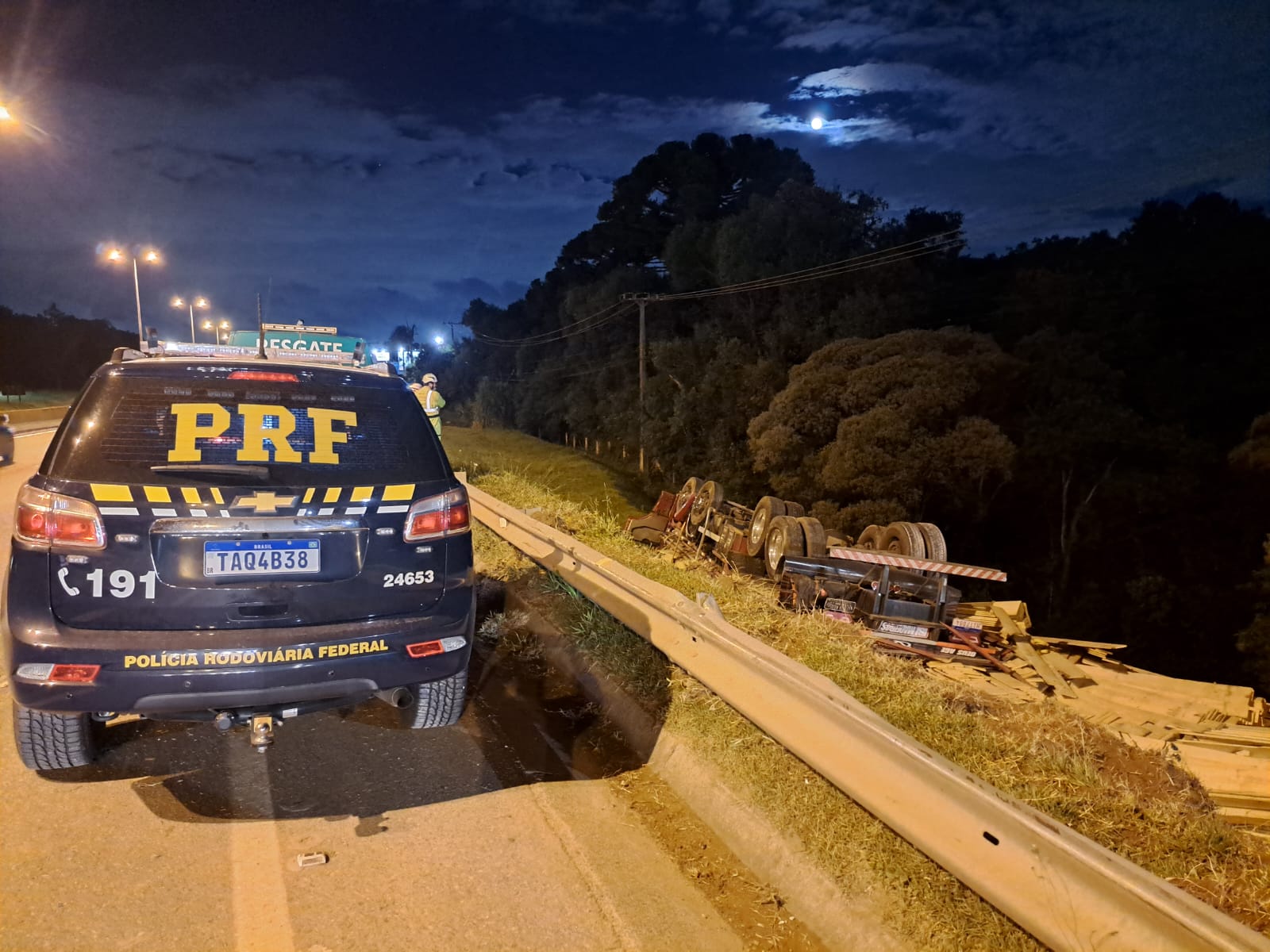 Jovem motorista de 23 anos morre em tombamento de caminhão na BR-116