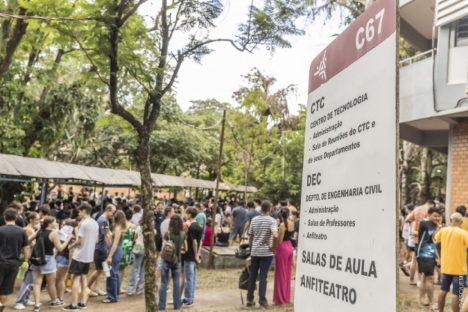 Imagem referente a Mais de 7,1 mil candidatos fizeram a prova do Vestibular de Verão 2024 da UEM