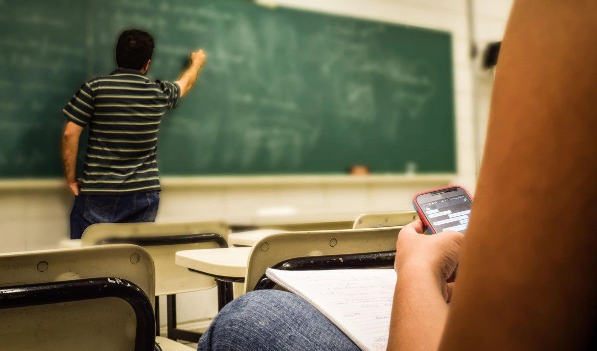 Lula sanciona hoje proibição de celulares nas escolas