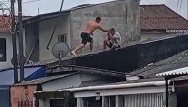 Imagem referente a Após ser flagrado correndo em telhado, homem é jogado para rua e morre; veja o vídeo