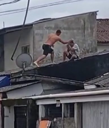 Imagem referente a Após ser flagrado correndo em telhado, homem é jogado para rua e morre; veja o vídeo