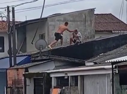 Imagem referente a Após ser flagrado correndo em telhado, homem é jogado para rua e morre; veja o vídeo