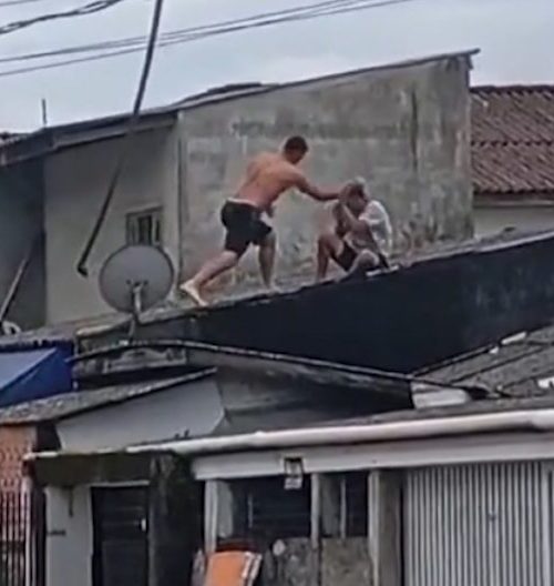 Imagem referente a Após ser flagrado correndo em telhado, homem é jogado para rua e morre; veja o vídeo