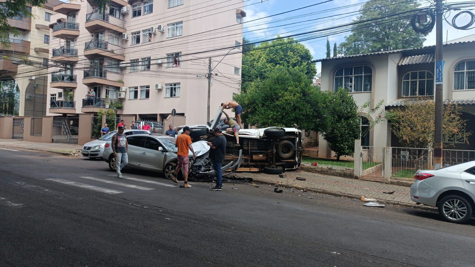 Após forte colisão, caminhonete tomba e motorista fica preso às ferragens