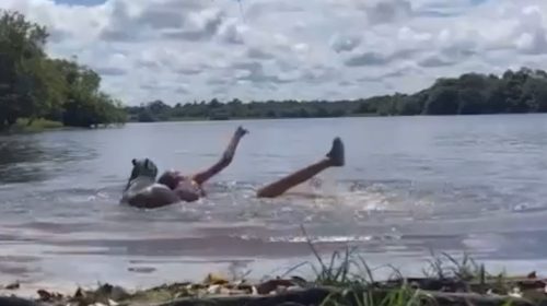 Imagem referente a Adolescente é atacada por capivara em lago