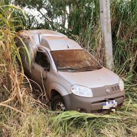 Imagem referente a Fiorino capota e motorista sai ileso na BR-467 em Cascavel