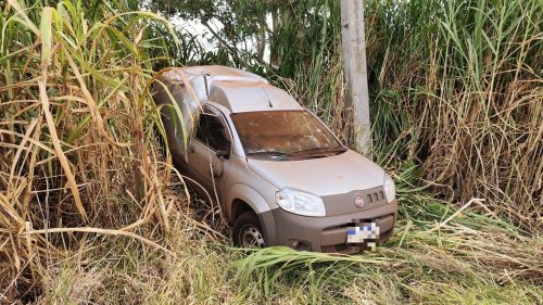 Imagem referente a Fiorino capota e motorista sai ileso na BR-467 em Cascavel