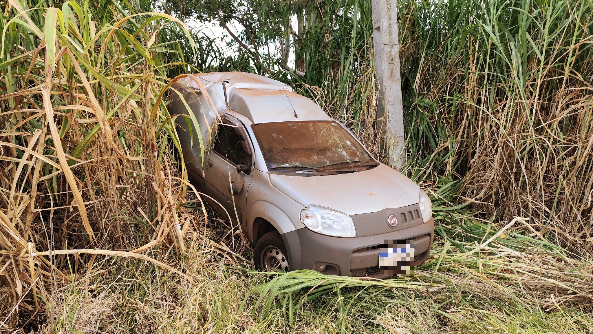 Fiorino capota e motorista sai ileso na BR-467 em Cascavel Fiorino capota e motorista sai ileso na BR-467 em Cascavel