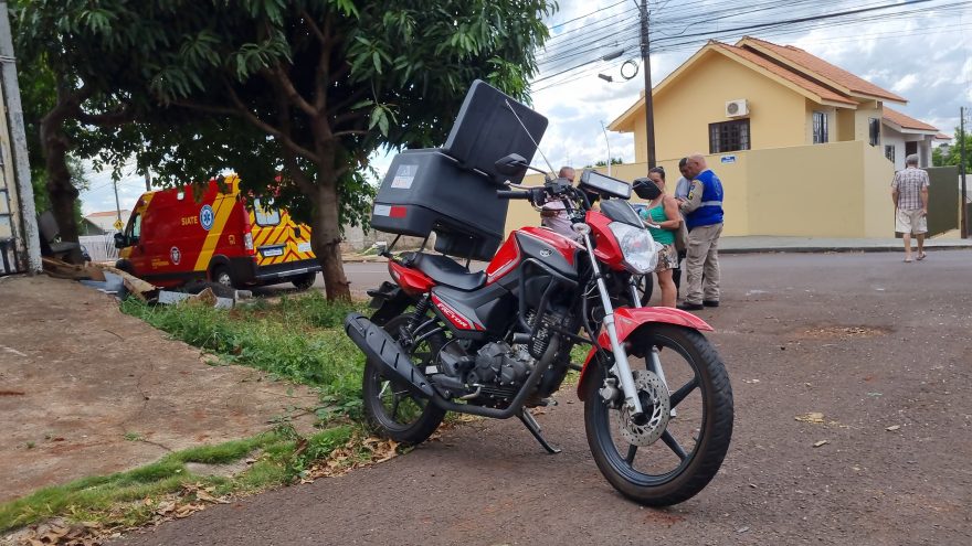 Motociclista é socorrido pelo Siate após se envolver em acidente com Celta no Parque São Paulo