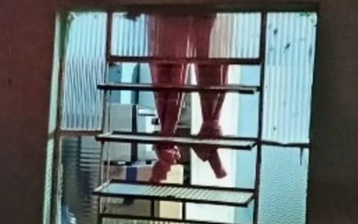 Corpo de Bombeiros é acionado para socorrer “pessoa pendurada” e descobre cortina retorcida Corpo de Bombeiros é acionado para socorrer “pessoa pendurada” e descobre cortina retorcida
