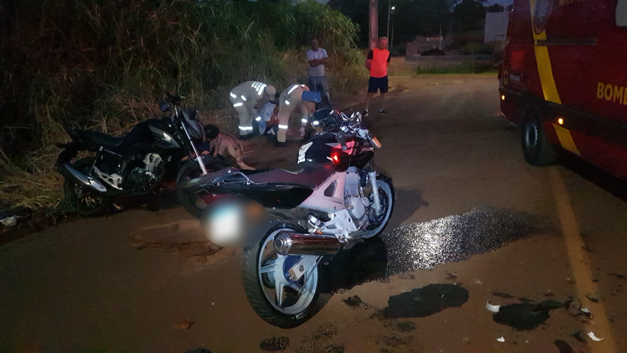 Acidente entre duas motos deixa jovens feridos em Cascavel Acidente entre duas motos deixa jovens feridos em Cascavel