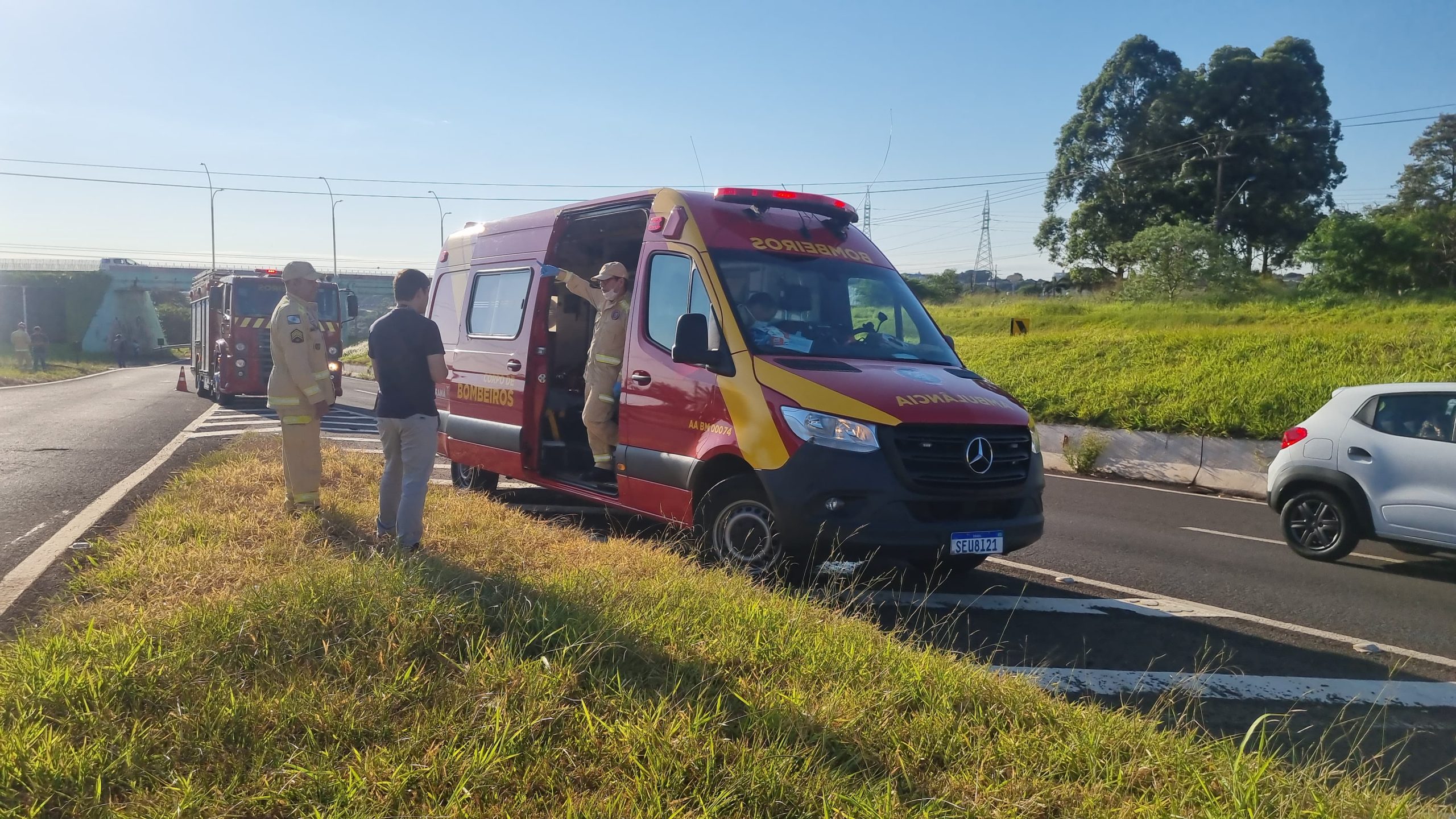 Ciclista é socorrido pelo Siate após ser atingido por veículo na PRc-467, em Cascavel Ciclista é socorrido pelo Siate após ser atingido por veículo na PRc-467, em Cascavel