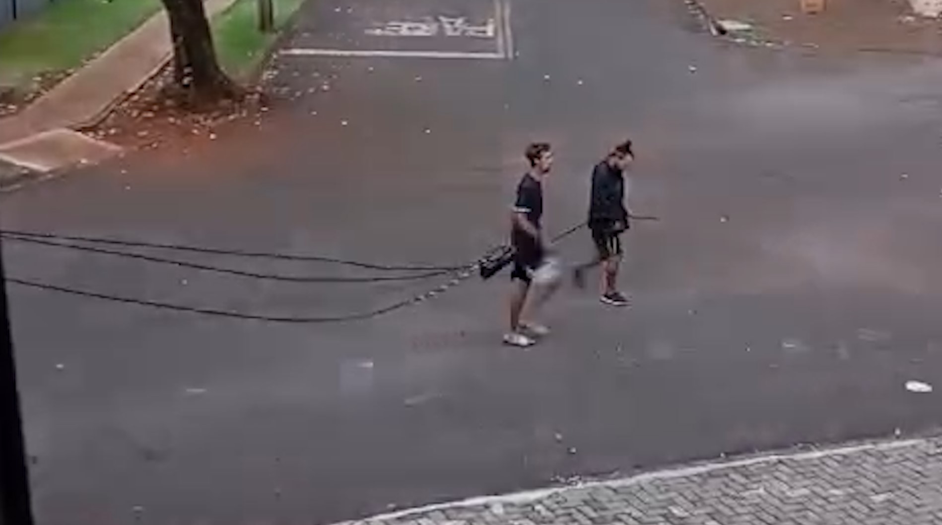 Ladrões furtam fios no bairro Cancelli Ladrões furtam fios no bairro Cancelli