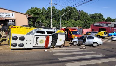 Imagem referente a Viatura da PM tomba em acidente no Bairro Periolo, em Cascavel