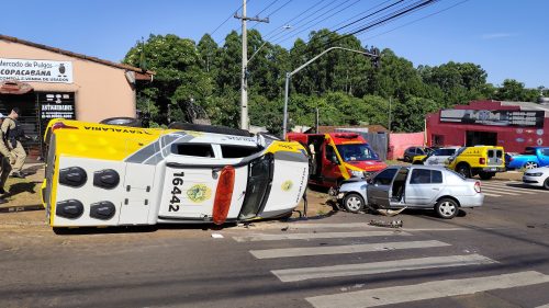 Imagem referente a Viatura da PM tomba em acidente no Bairro Periolo, em Cascavel