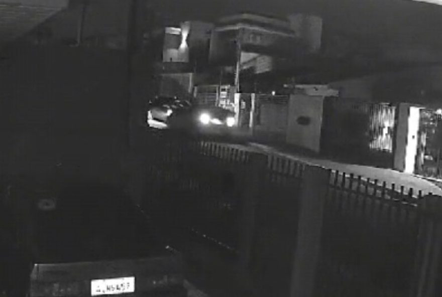 Vídeo mostra Honda batendo em carro estacionado e motorista fugindo