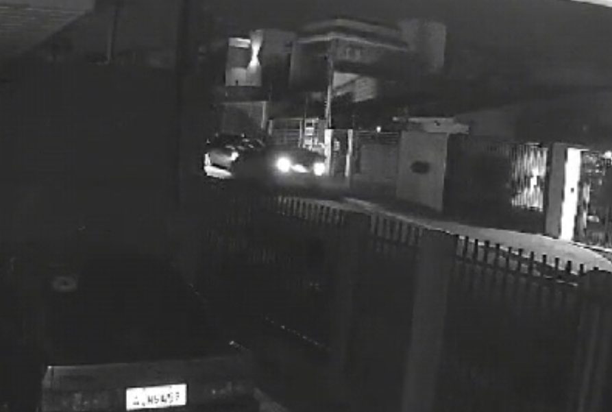Vídeo mostra Honda batendo em carro estacionado e motorista fugindo Vídeo mostra Honda batendo em carro estacionado e motorista fugindo