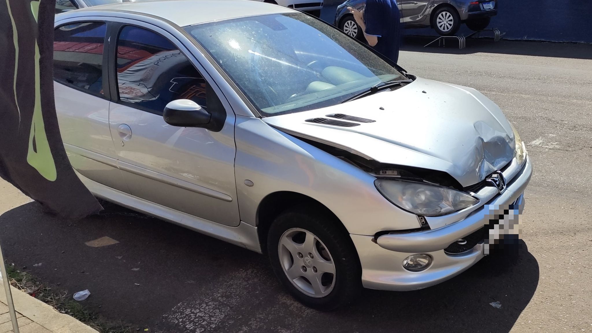 Colisão entre Palio e Peugeot 206 é registrada no São Cristóvão Colisão entre Palio e Peugeot 206 é registrada no São Cristóvão