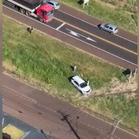 Imagem referente a Imagens aéreas mostram fim da perseguição a carro com contrabando na BR-277