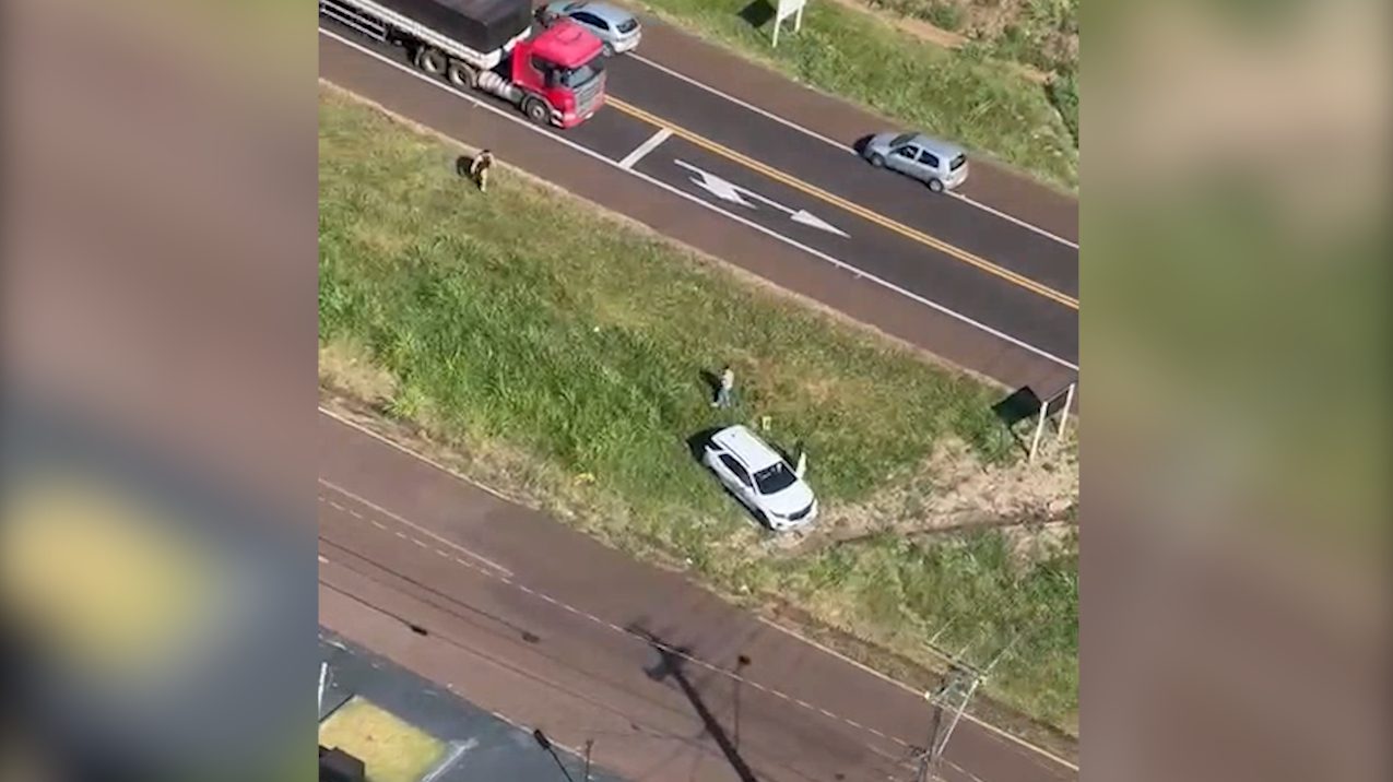 Imagens aéreas mostram fim da perseguição a carro com contrabando na BR-277 Imagens aéreas mostram fim da perseguição a carro com contrabando na BR-277