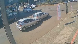 Câmera flagra colisão traseira na Theobaldo Bresolin