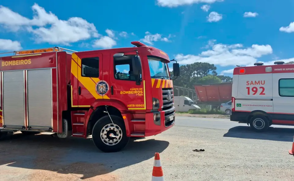 Homem é socorrido em estado grave após cair de carroceria de caminhão Homem é socorrido em estado grave após cair de carroceria de caminhão