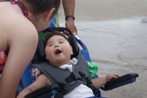 Imagem referente a Praia Acessível garante banho de mar de aniversário a criança; 406 pessoas usaram o programa