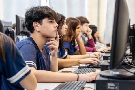 Imagem referente a Olimpíada de Inteligência Artificial: 30,9 mil alunos do Paraná passam para a 2ª fase