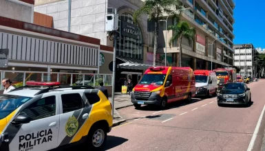 Imagem referente a Trabalhador é socorrido em estado grave após sofrer queda de 10 metros em telhado de shopping