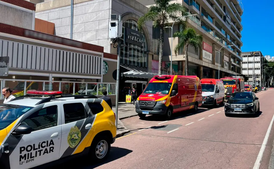 Trabalhador é socorrido em estado grave após sofrer queda de 10 metros em telhado de shopping Trabalhador é socorrido em estado grave após sofrer queda de 10 metros em telhado de shopping