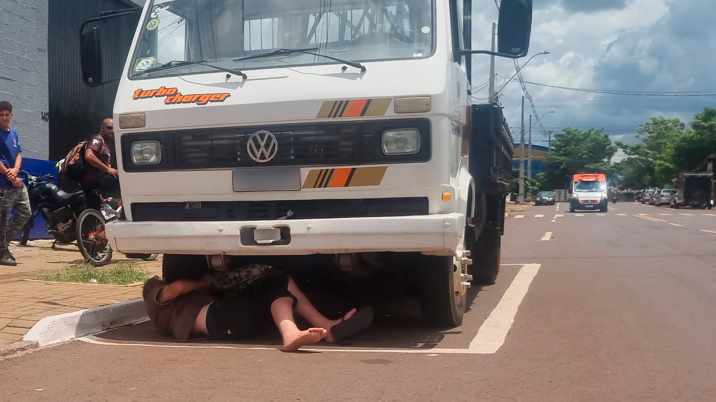Idoso ferido é encontrado debaixo de caminhão e equipe de socorro é acionada em Cascavel