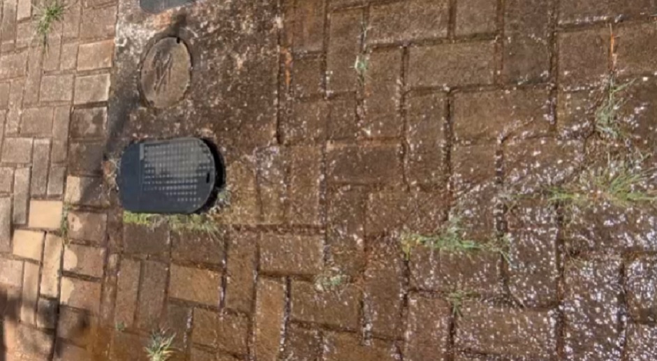 Moradores cobram providências da Sanepar após terceirizado ter quebrado cano de água