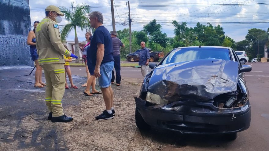Acidente entre Hilux e Siena mobiliza Siate na Avenida Brasil