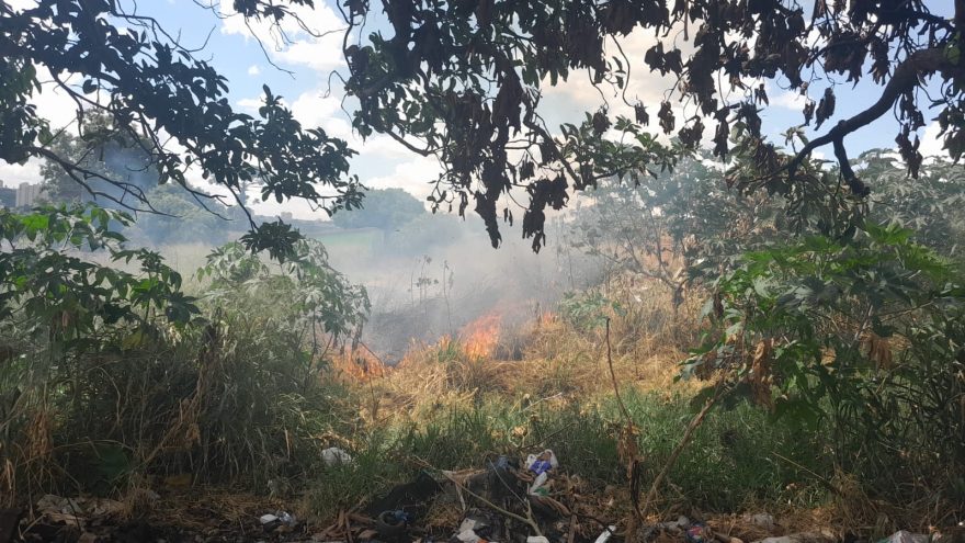 Incêndio em entulhos mobiliza Corpo de Bombeiros no Turisparque