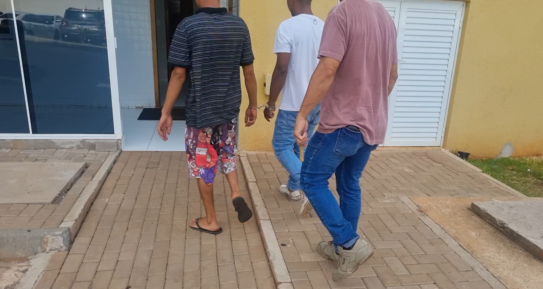 Dois homens em posse de drogas são detidos pelo GDE na Avenida Brasil, em Cascavel