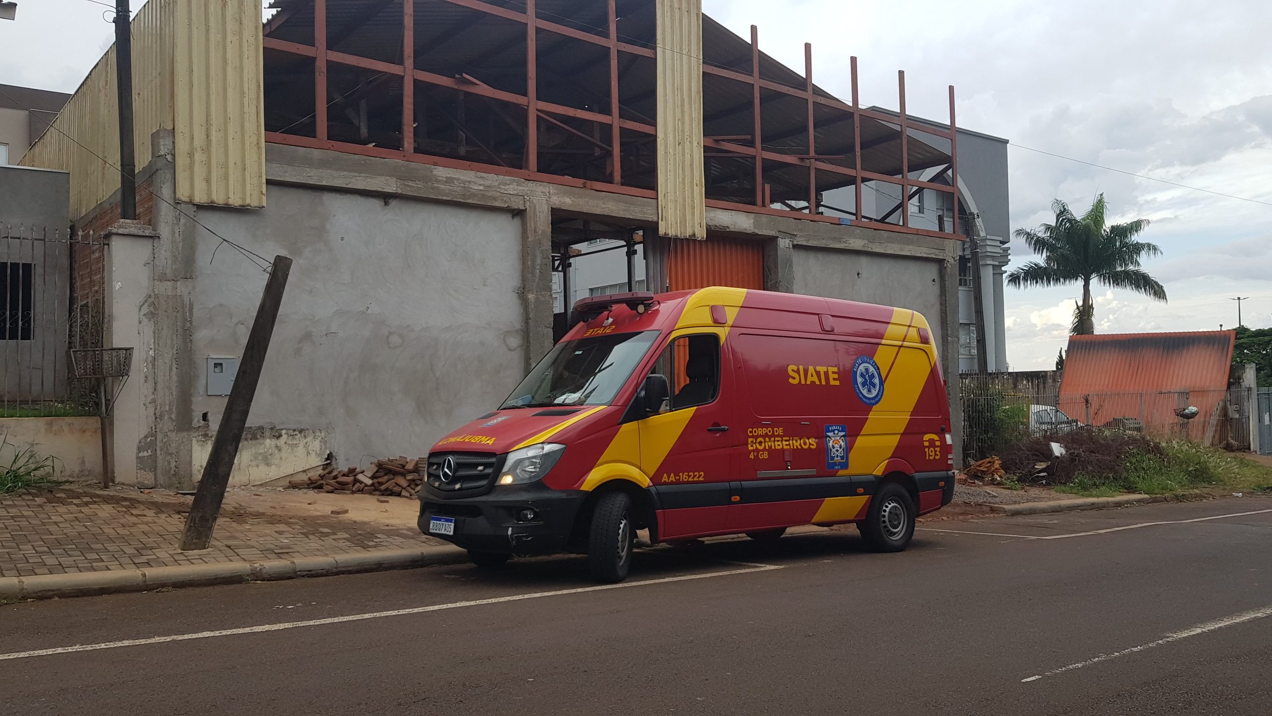 Trabalhador fica ferido em obra na Avenida Toledo