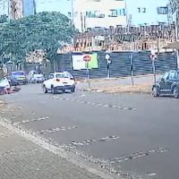 Imagem referente a Imagem flagra acidente entre carro e moto na Rua Rio Grande do Sul