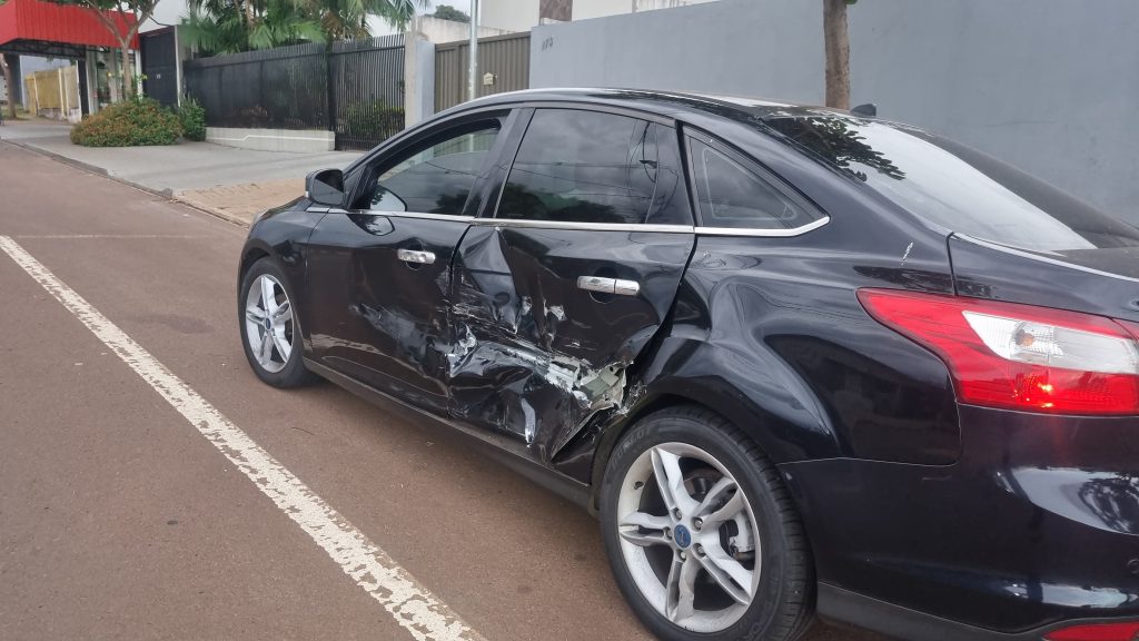 Acidente entre Peugeot e Focus é registrado no Bairro Santa Cruz