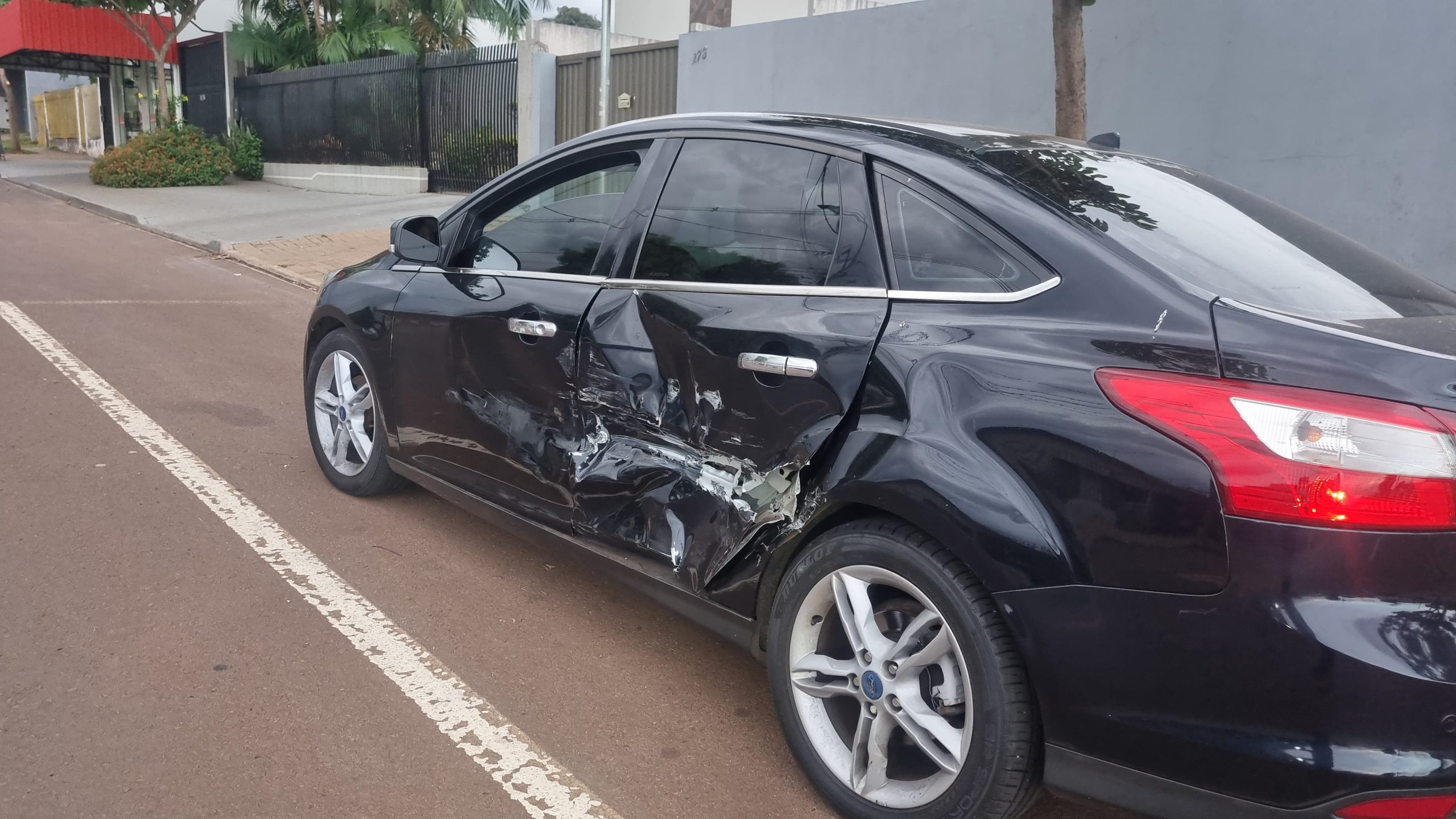 Acidente entre Peugeot e Focus é registrado no Bairro Santa Cruz