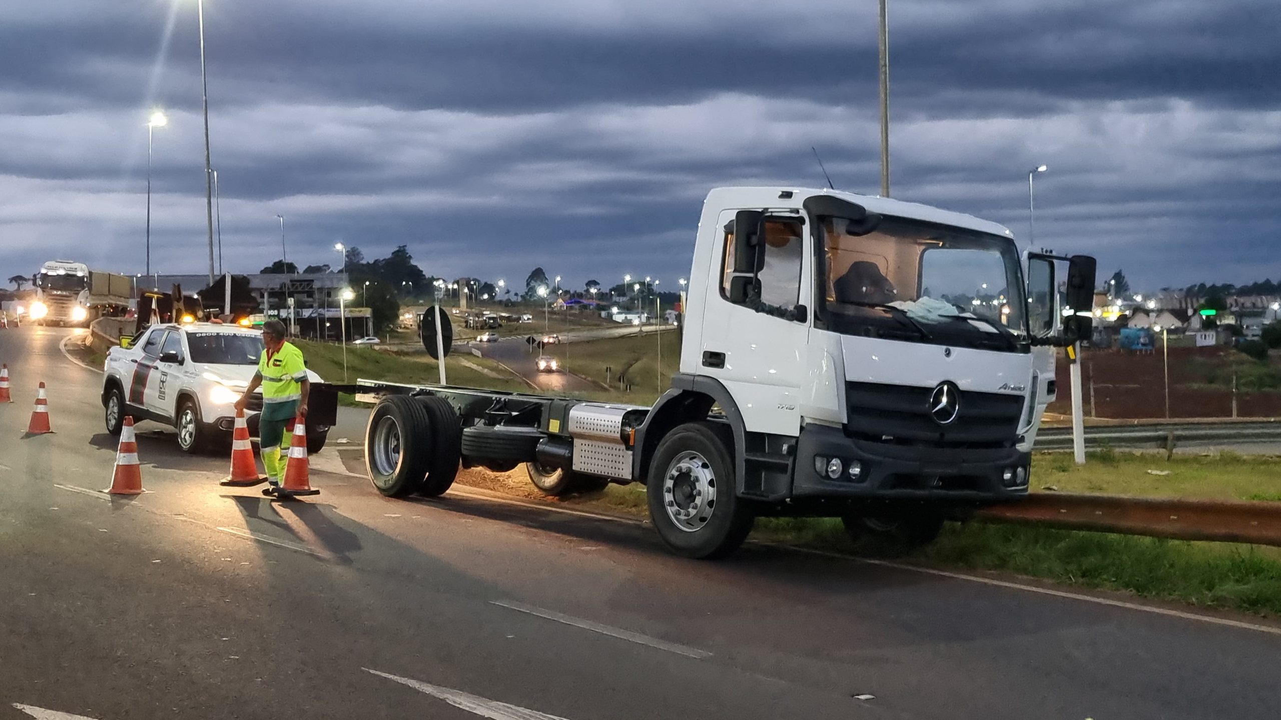 Caminhão sofre pane mecânica e provoca transtornos no Trevo Cataratas