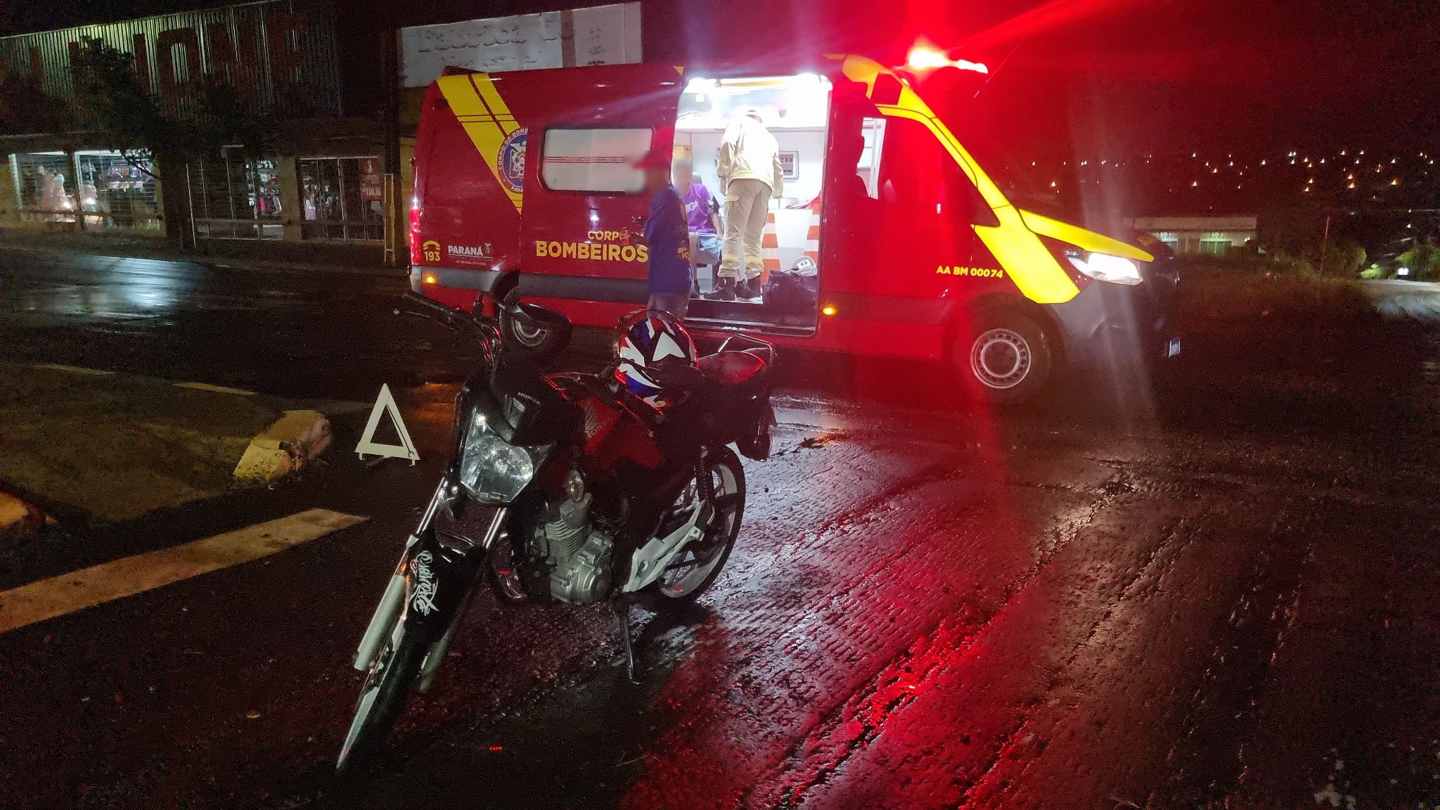 Jovem fica ferido após colisão entre moto e carro na Avenida Papagaios