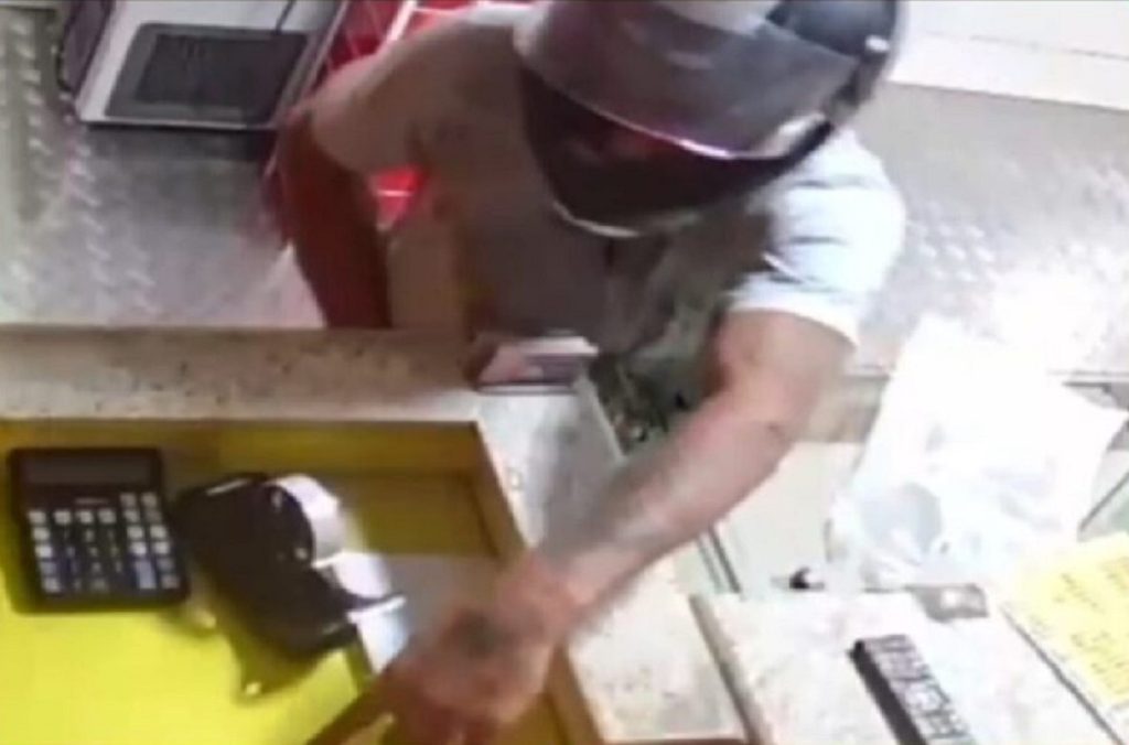 Vídeo: polícia procura por homem que praticou assalto violento contra idosos em Maringá Vídeo: polícia procura por homem que praticou assalto violento contra idosos em Maringá
