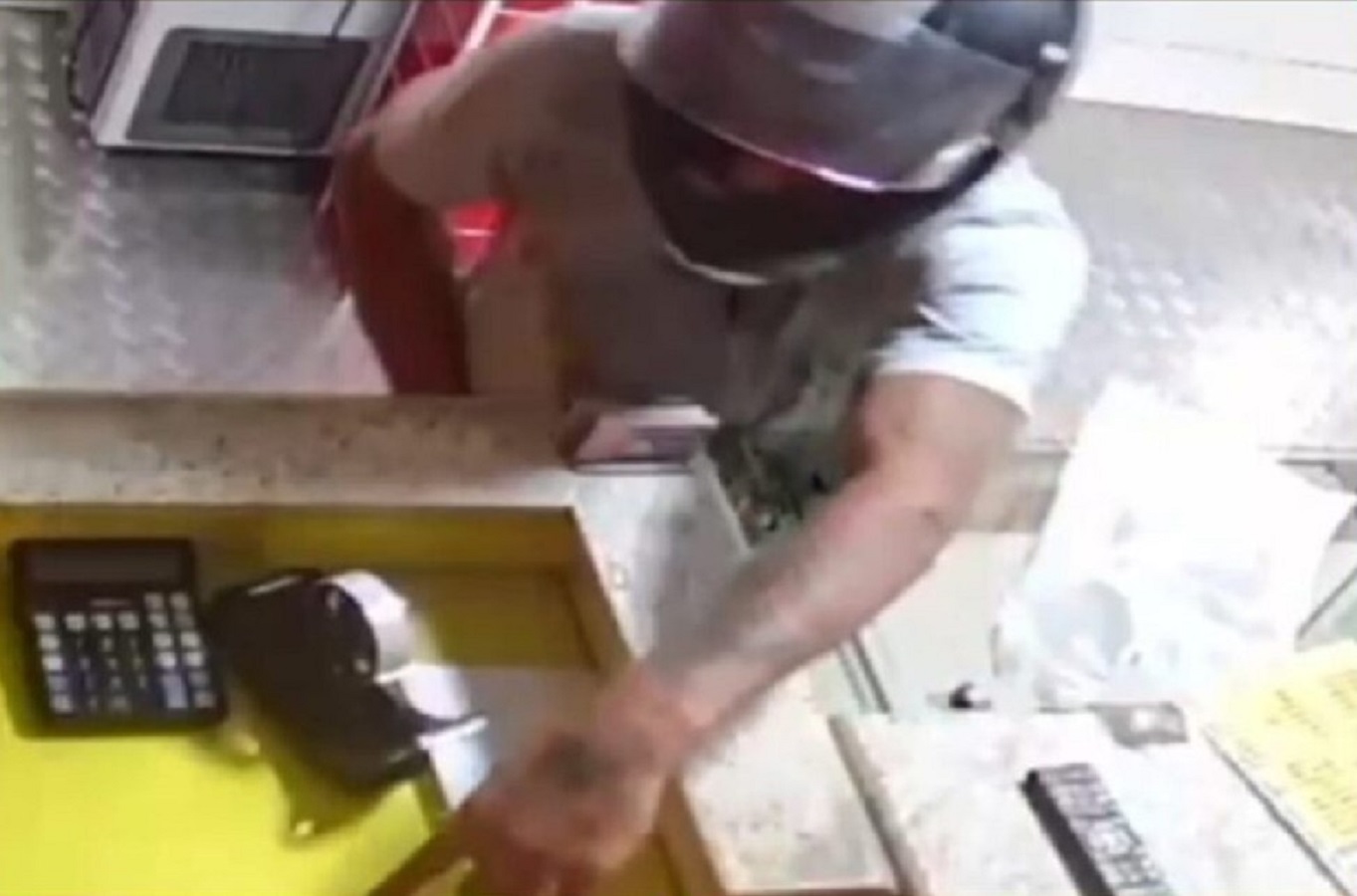 Vídeo: polícia procura por homem que praticou assalto violento contra idosos em Maringá